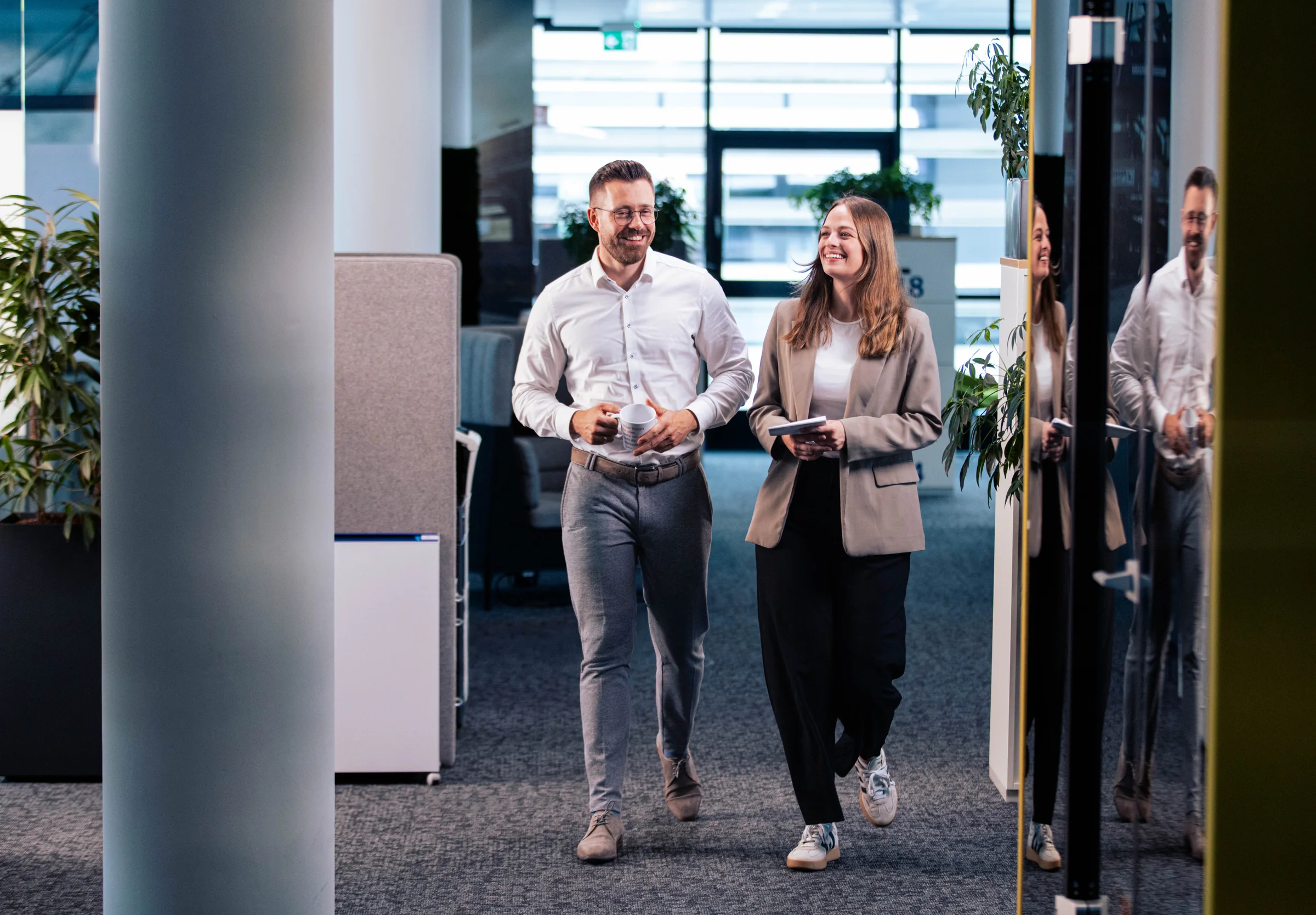Mitarbeitende im Gespräch im Büro von REMONDIS Office Systems