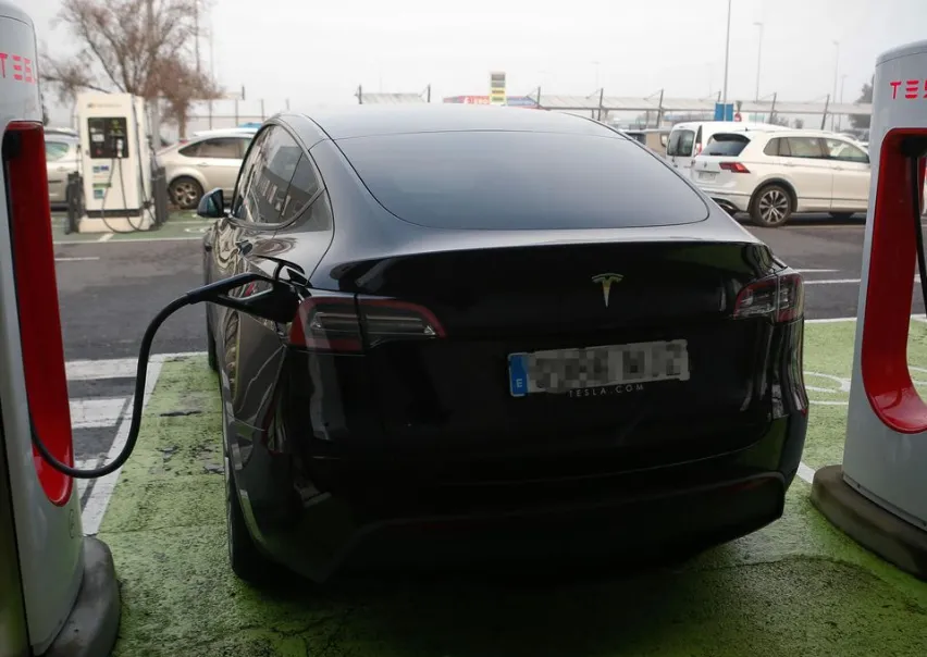 ¿Por qué no compramos coches eléctricos?