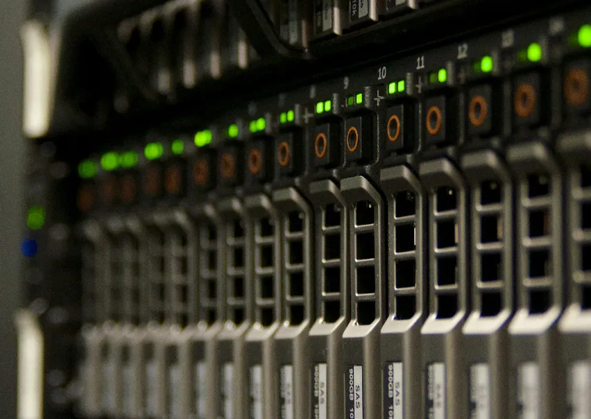 Por qué un centro de datos no es de izquierdas ni de derechas y qué pasa cuando se le trata como si lo fuera