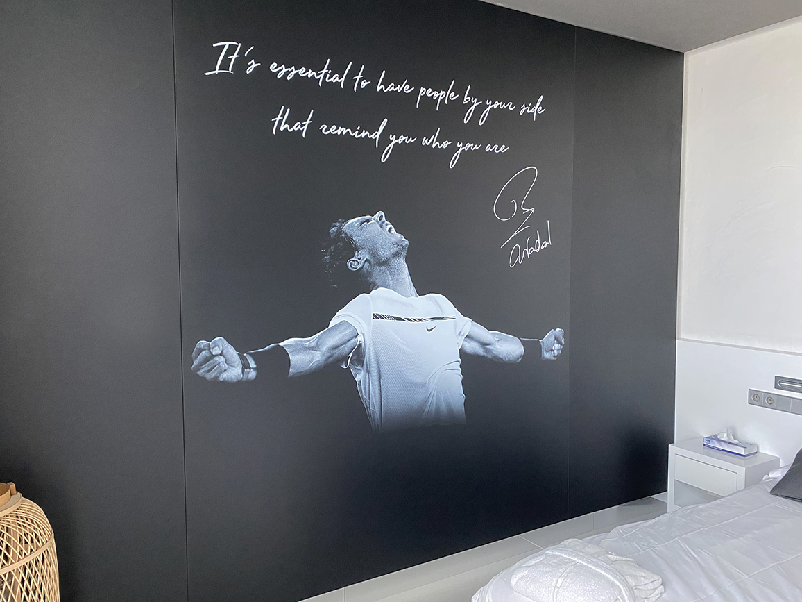 Placa dibond negra con impresión directa UVI blanca