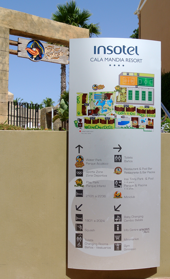 Monolito de aluminio con placa de aluminio adonizado plata. Rotulado con vinilos