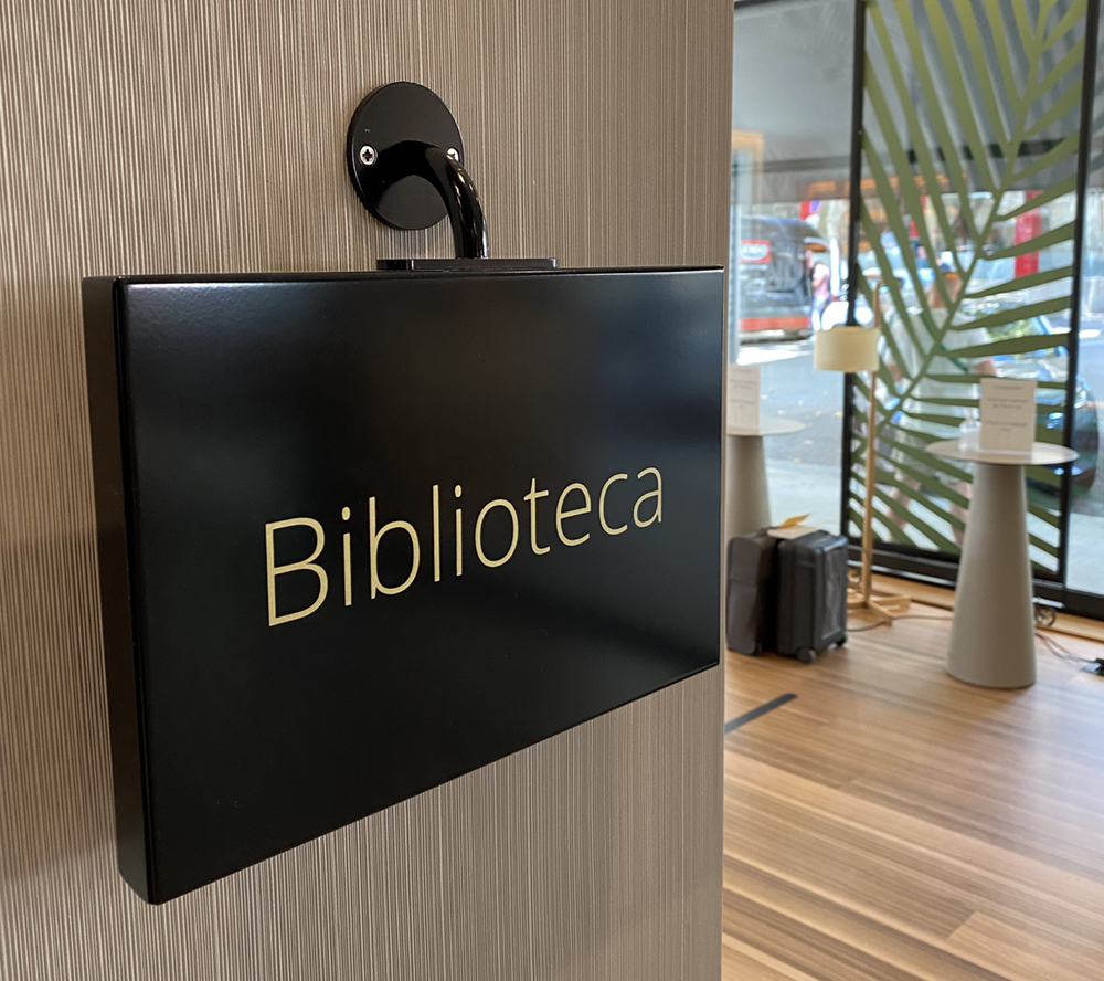 Placa de aluminio pintado y rotulado con vinilo dorado. Soporte especial de aluminio.