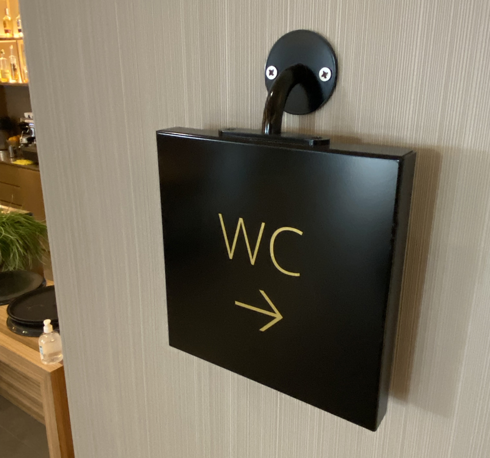 Placa de aluminio pintado y rotulado con vinilo dorado. Soporte especial de aluminio.