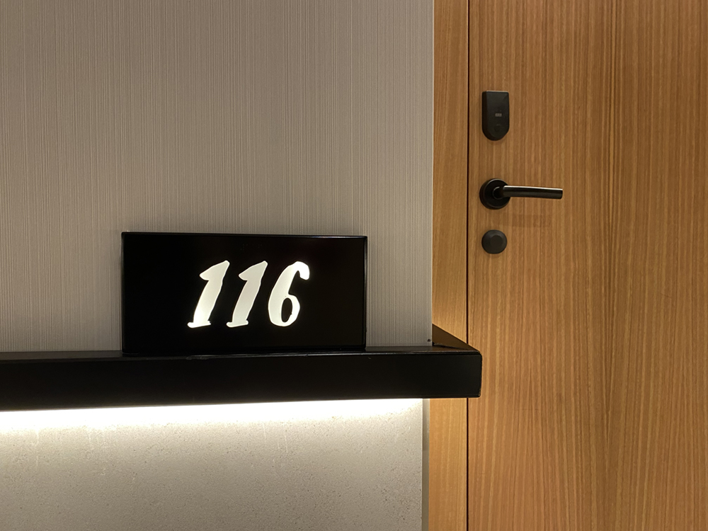 Numeración habitaciones. Placa luminosa de aluminio fresado y metacrilato blanco translúcido.