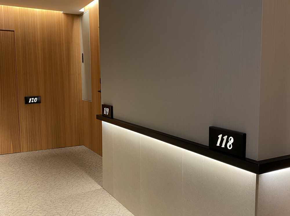 Numeración habitaciones. Placa luminosa de aluminio fresado y metacrilato blanco translúcido.