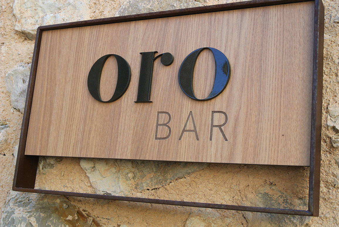 Paca Bar. Fenólico grabado con letras de metacrilato y soporte de acero corten