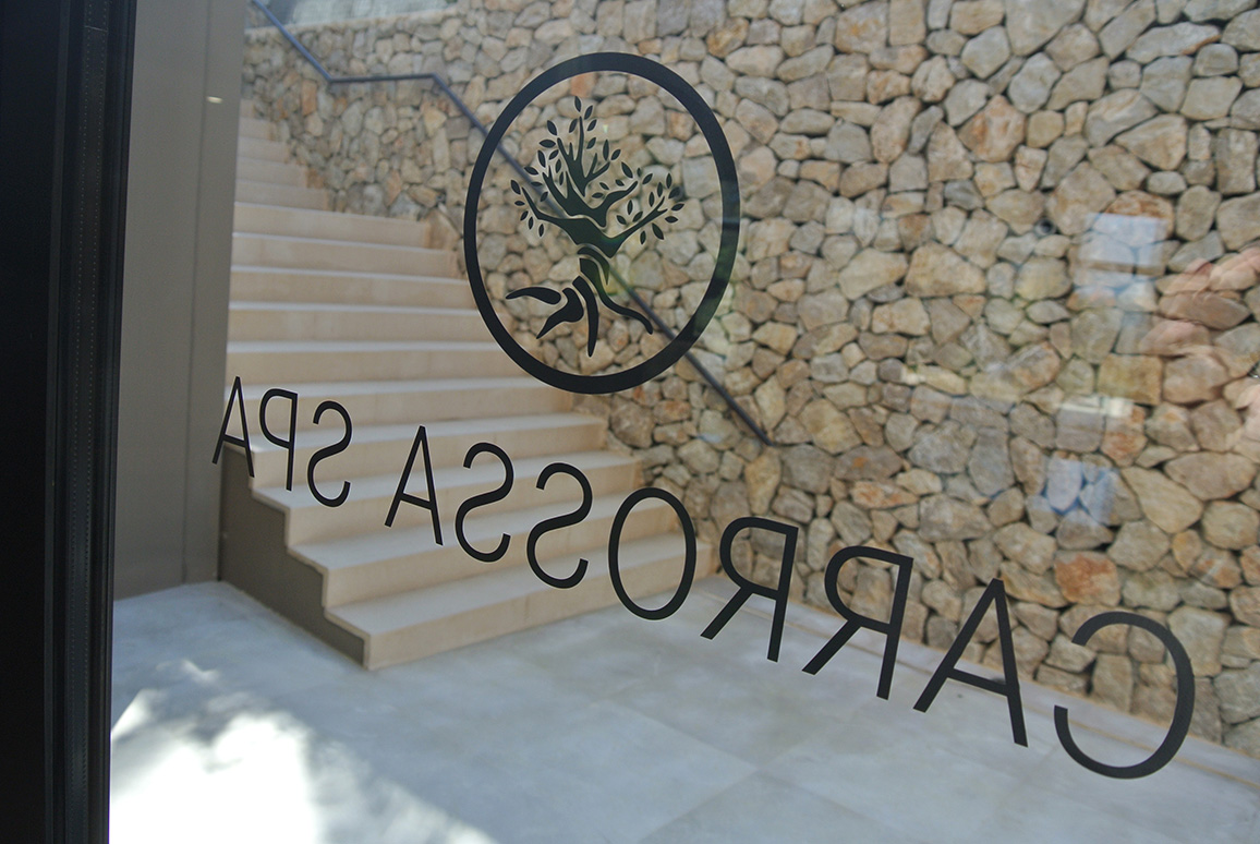 Vinilo de corte negro sobre cristal.