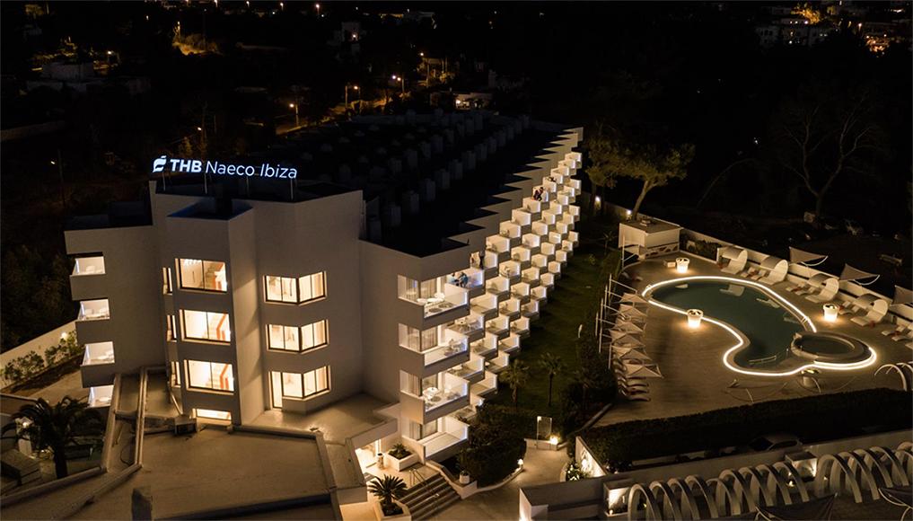 Corpóreas luminosas de aluminio y metacrilato