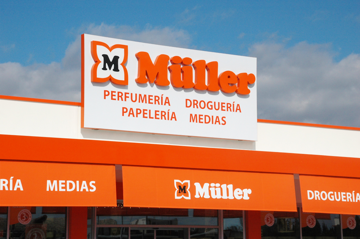 Corpóreas luminosas de metacrilato naranja sobre rótulo luminoso de lona. Telones naranja personalizados.