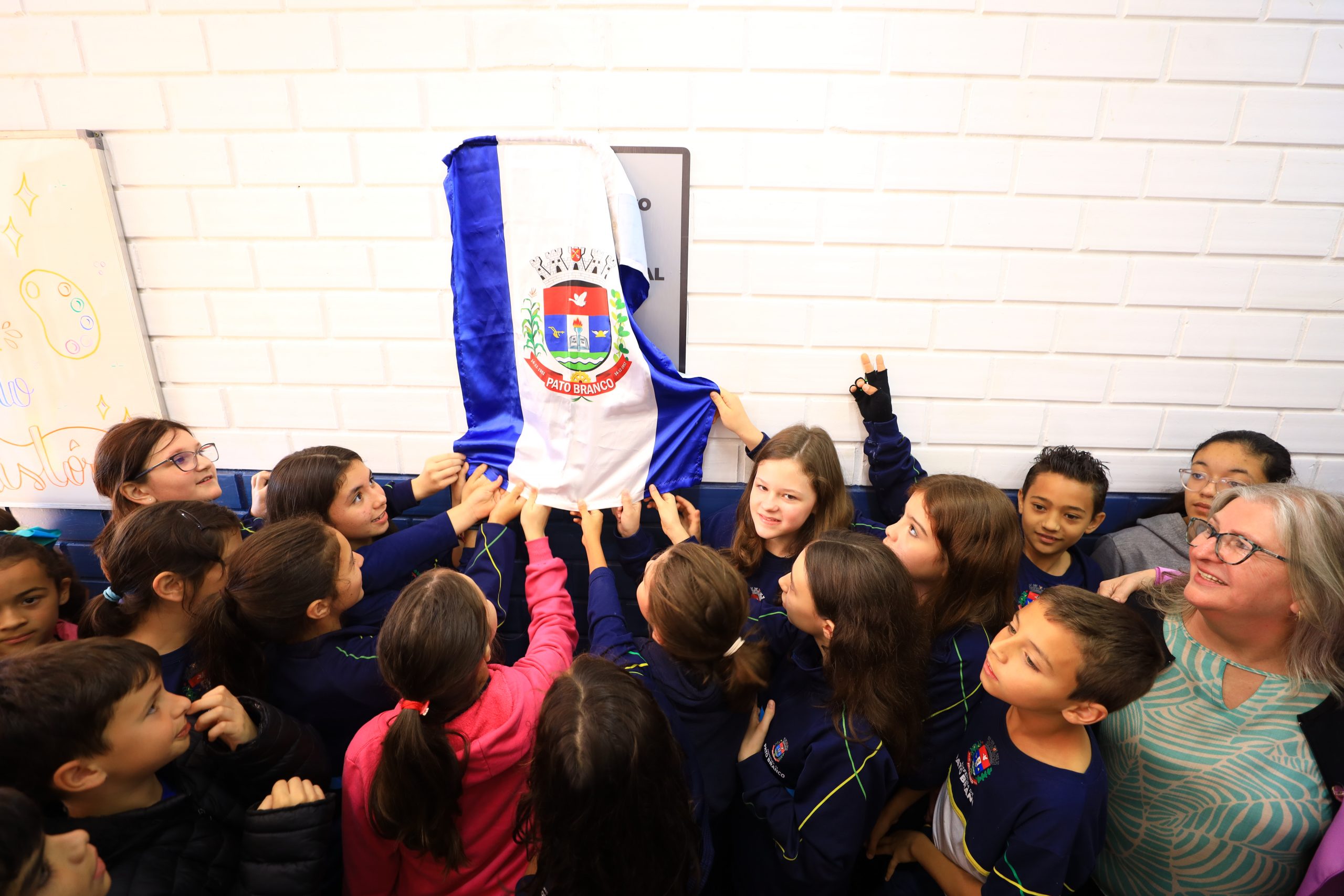 Crianças segurando a bandeira de Pato Branco