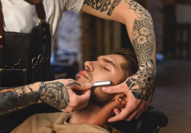 Moderne Rasur mit klassischem Rasiermesser – Verbindung von Tradition, Präzision und Stil im Barbershop