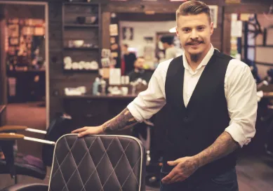 Junger Barbier in elegantem Barbershop – Ausdruck moderner Männerpflege und professionellen Kundenservice