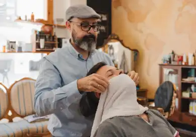 Hot Towel Treatment: Barbershop Frankfurt