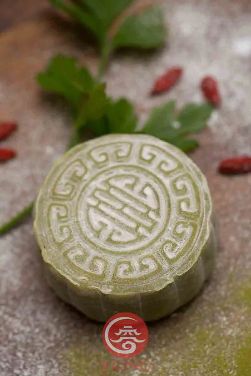 Chinesischer Mondkuchen angeschnitten – klassische Füllung