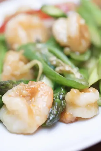 Shrimp with asparagus served