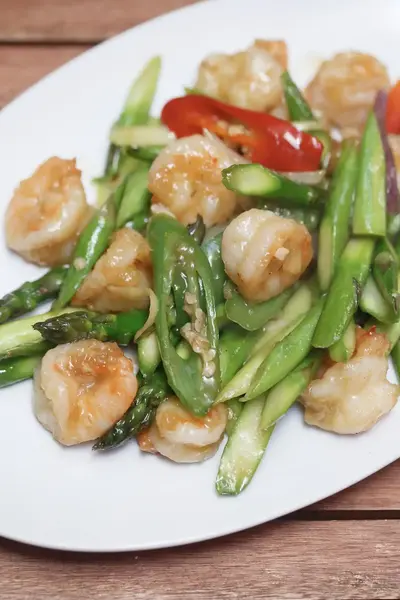 Shrimp with asparagus – classic Chinese stir-fry