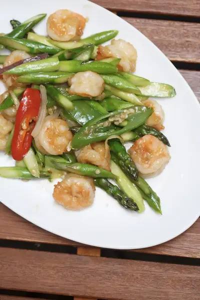 Shrimp and asparagus fresh from the wok