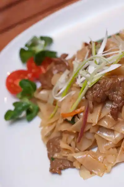 Chow Fun mit Rindfleisch in Nahaufnahme