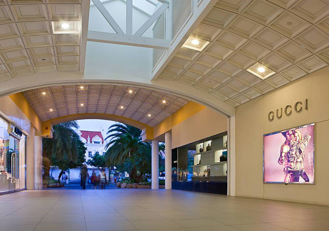 renaissance mall aruba