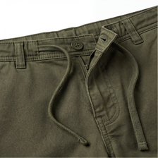 Cintura triple: cordón + pasadores + botón