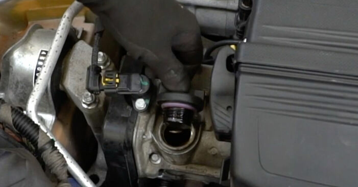Jak vyměnit motorový olej a olejový filtr na Fiat Panda
