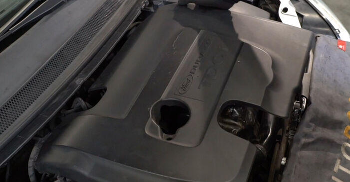 Ford Focus mk2 Limousine 1.8 TDCi 2007 Ölfilter wechseln: Kostenfreie Reparaturwegleitungen