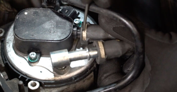 Kraftstofffilter Ihres Ford Focus mk2 Limousine 1.6 TDCi 2013 selbst Wechsel - Gratis Tutorial