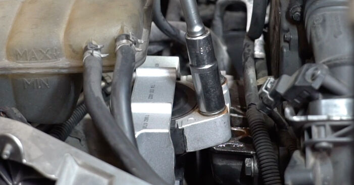 Cómo cambiar Taco de Motor en un Ford Focus Mk2 Berlina 2005 - Manuales en PDF y en video gratuitos