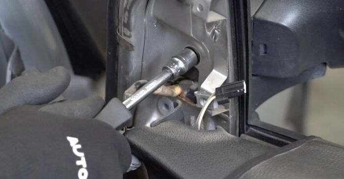 Combien de temps dure le remplacement : Rétroviseur sur Ford Focus mk2 Berline 2013 - manuel PDF informatif