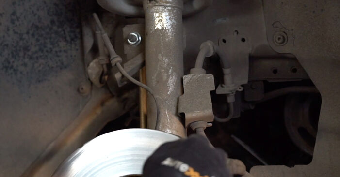 Wie Domlager FORD Focus II Limousine (DB_, FCH, DH) 1.8 TDCi 2006 austauschen - Schrittweise Handbücher und Videoanleitungen