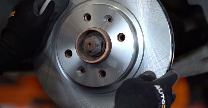 Step-by-step recommendations for DIY replacement Renault Kangoo kc01 2010 1.2 16V Brake Discs