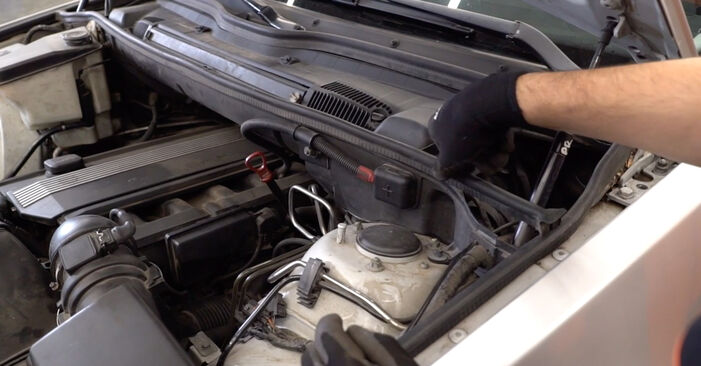 Come cambiare Pastiglie Freno su BMW E53 2000 - manuali PDF e video gratuiti