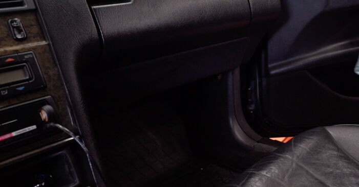 Wymiana Filtr powietrza kabinowy Mercedes W210 1995 - darmowe instrukcje PDF i wideo