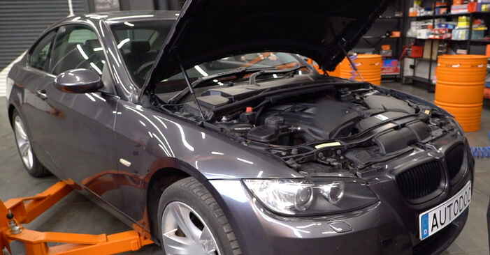 Wie Bremsscheiben BMW E92 335i 3.0 2005 tauschen - Kostenlose PDF- und Videoanleitungen