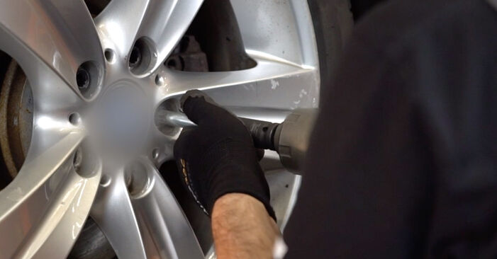 Wie problematisch ist es, selber zu reparieren: Bremsbeläge beim BMW E92 320i 2.0 2011 auswechseln – Downloaden Sie sich bebilderte Tutorials