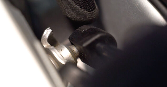 Wie schmierig ist es, selber zu reparieren: Heckklappendämpfer beim Audi A6 C6 3.0 TDI quattro 2010 wechseln – Downloaden Sie sich Bildanleitungen