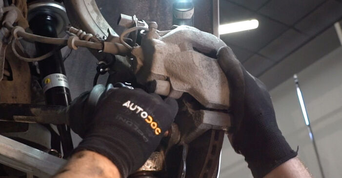 Wie kompliziert ist es, selbst zu reparieren: Radlager am Audi A6 C6 3.0 TDI quattro 2010 ersetzen – Laden Sie sich illustrierte Wegleitungen herunter