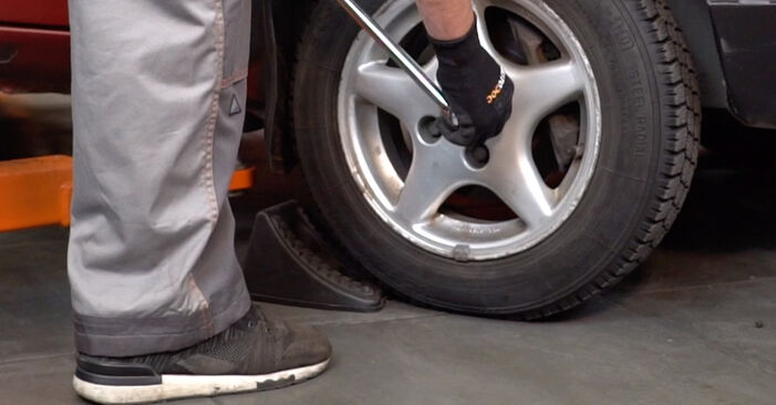 Wie Querlenker RENAULT TWINGO I (C06_) 1.2 16V 1994 austauschen - Schrittweise Handbücher und Videoanleitungen