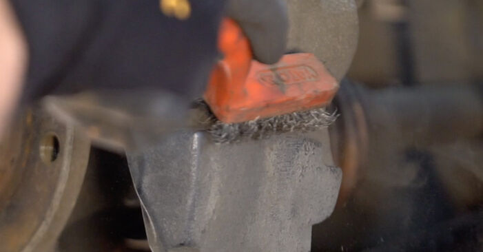 Schritt-für-Schritt-Anleitung zum selbstständigen Wechsel von Renault Twingo Mk1 2006 1.2 Bremsscheiben