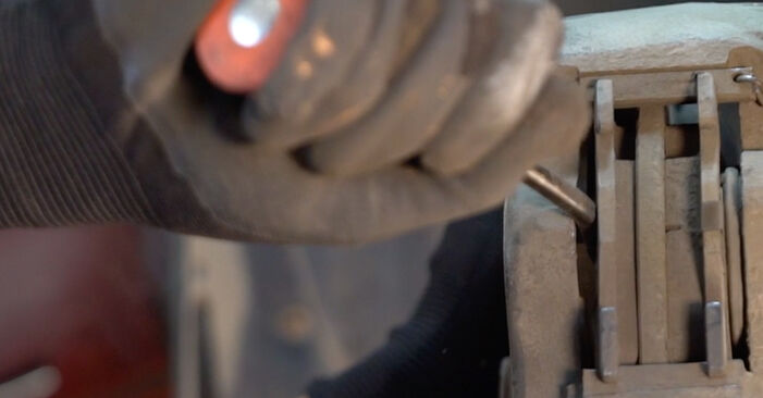 Wie schwer ist es, selbst zu reparieren: Bremsbeläge Renault Twingo Mk1 1.0 1999 Tausch - Downloaden Sie sich illustrierte Anleitungen