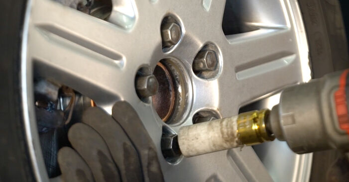 Wie schwer ist es, selbst zu reparieren: Bremsbeläge Volvo V50 Kombi 2.4 D5 2009 Tausch - Downloaden Sie sich illustrierte Anleitungen