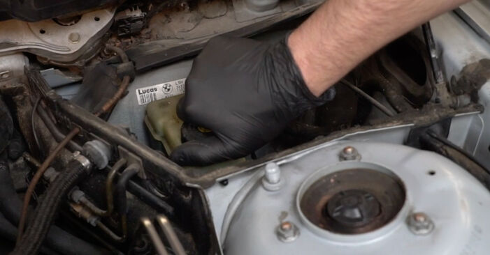 Wie schwer ist es, selbst zu reparieren: Bremsscheiben BMW E39 525i 2.5 2001 Tausch - Downloaden Sie sich illustrierte Anleitungen