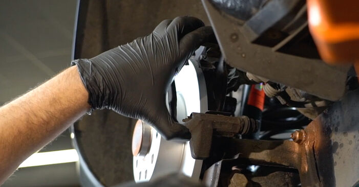 Wie schmierig ist es, selber zu reparieren: Bremsscheiben beim Skoda Octavia 2 Combi 1.6 2010 wechseln – Downloaden Sie sich Bildanleitungen