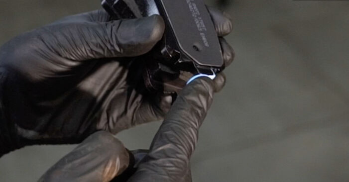 Schritt-für-Schritt-Anleitung zum selbstständigen Wechsel von Skoda Octavia 2 Combi 2007 2.0 TDI 4x4 Bremsbeläge