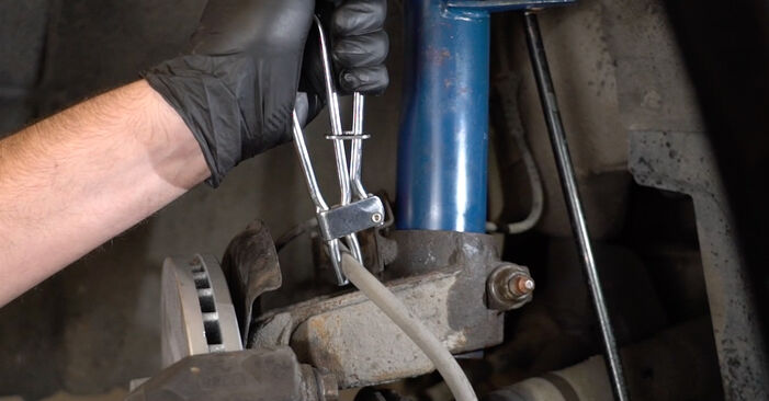 Wie schwer ist es, selbst zu reparieren: Bremssattel Skoda Octavia 2 Combi 1.6 2010 Tausch - Downloaden Sie sich illustrierte Anleitungen