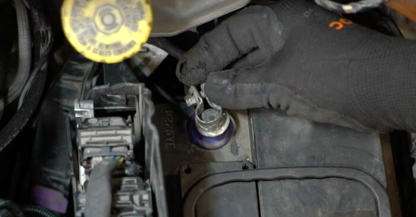 Jak vyměnit termostat na Peugeot 207 hatchback návod k