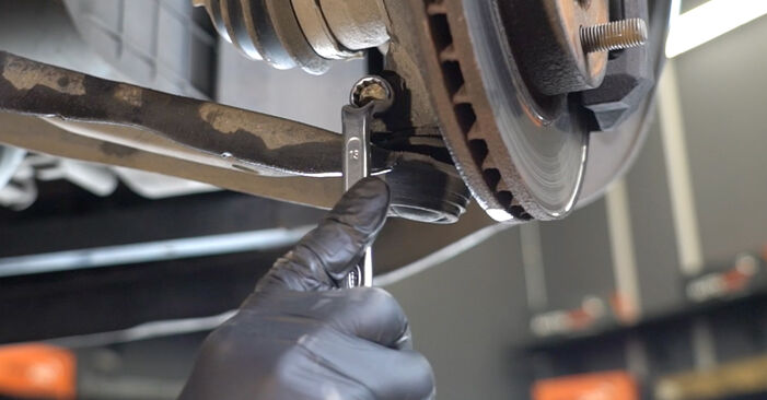 Wie schwer ist es, selbst zu reparieren: Querlenker Ford Fiesta Mk6 1.4 2014 Tausch - Downloaden Sie sich illustrierte Anleitungen