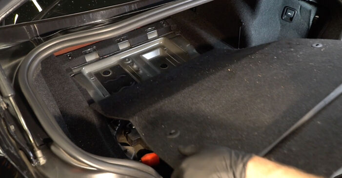 BMW E82 123 d 2008 Supporto Ammortizzatore sostituzione: manuali dell'autofficina