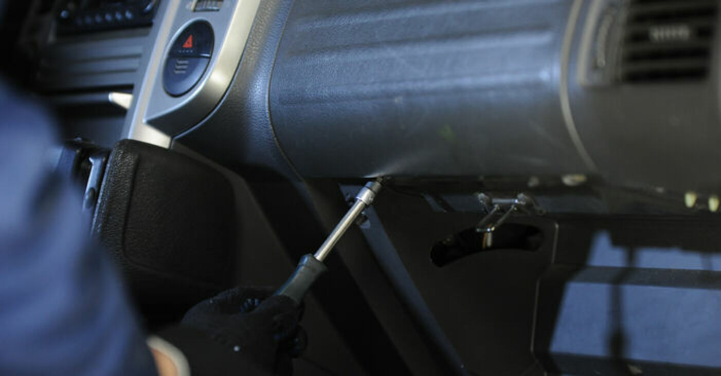 Jak vyměnit kabinovy filtr na Nissan X Trail T30 návod k