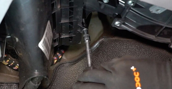 Hvordan skifte VW TRANSPORTER 2010 Kupefilter trinn–for–trinn veiledning